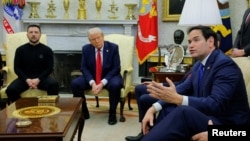 Ngoại trưởng Hoa Kỳ Marco Rubio (phải) trong một cuộc gặp với Tổng thống Ukraine Zelenskyy và ông Trump tại Nhà Trắng. 