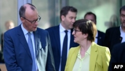 8 Mart 2025 - Almanya'da CDU lideri Friedrich Merz (solda) ve sosyal demokrat SPD partisinin eş lideri Saskia Esken, muhafazakâr CDU/CSU birliği ile SPD arasında bir hükümet koalisyonu kurulması konusunda görüşmelere katıldı. 