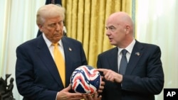 Chủ tịch FIFA Gianni Infantino (phải) trao cho Tổng thống Donald Trump quả bóng chính thức mới của FIFA Club World Cup tại Phòng Bầu dục của Nhà Trắng ở Washington, ngày 7 tháng 3 năm 2025.