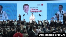 CHP'nin cumhurbaşkanı adayını belirleyeceği önseçimde aday olan İstanbul Büyükşehir Belediye Başkanı Ekrem İmamoğlu, kampanyasını İzmir'de başlattı.