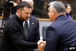 Zirve sırasında Ukrayna Devlet Başkanı Vladimir Zelenski'yle el sıkışan Macaristan Başbakanı Viktor Orban (sağda)